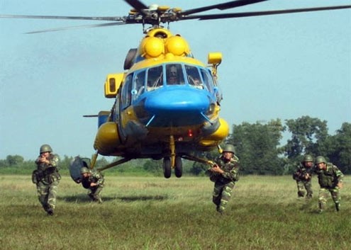 Đoàn đặc công 113 huấn luyện đổ bộ đường không tháng 6-2012.